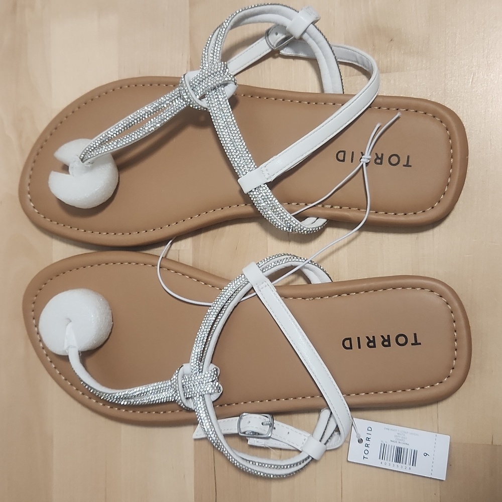 NWT Torrid Sz 9 WW Embellished Knot T-Strap White Sandal Wide Width Never Worn
